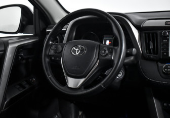 Подержанный автомобиль Toyota RAV4 2017 года (14 фото)