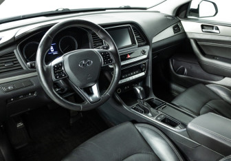 Подержанный автомобиль Hyundai Sonata 2019 года (11 фото)
