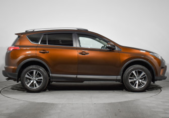 Подержанный автомобиль Toyota RAV4 2017 года (4 фото)