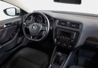 Подержанный автомобиль Volkswagen Jetta Sedan 2015 года (7 фото)