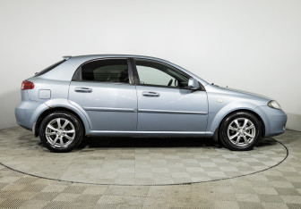 Подержанный автомобиль Chevrolet Lacetti Hatchback 2011 года (4 фото)
