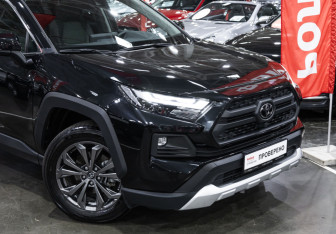 Подержанный автомобиль Toyota RAV4 2025 года (6 фото)