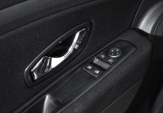 Подержанный автомобиль Renault Fluence 2013 года (10 фото)