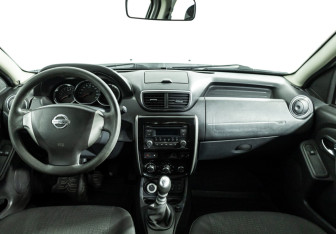 Подержанный автомобиль Nissan Terrano 2016 года (13 фото)