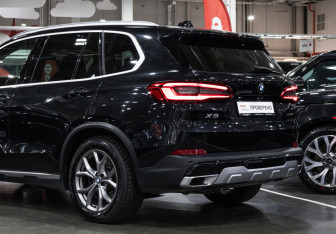 Подержанный автомобиль BMW X5 2019 года (14 фото)