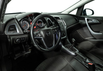 Подержанный автомобиль Opel Astra Wagon 2013 года (11 фото)
