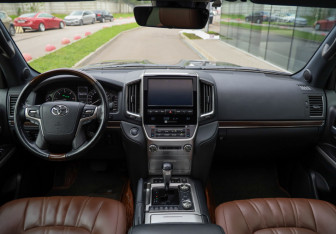 Подержанный автомобиль Toyota Land Cruiser Suv 2020 года (11 фото)