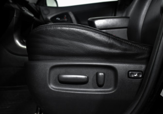 Подержанный автомобиль Toyota RAV4 2011 года (12 фото)