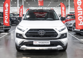 Подержанный автомобиль Toyota RAV4 2023 года (4 фото)