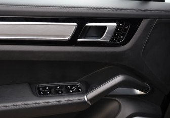 Подержанный автомобиль Porsche Cayenne 2020 года (26 фото)