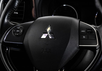 Подержанный автомобиль Mitsubishi Outlander 2016 года (11 фото)