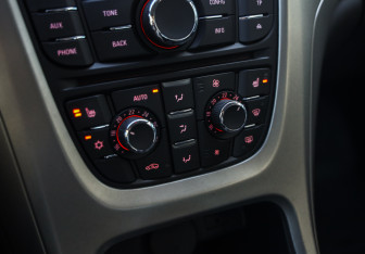Подержанный автомобиль Opel Astra Hatchback 2011 года (17 фото)