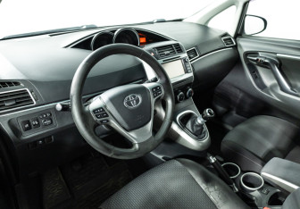 Подержанный автомобиль Toyota Verso 2013 года (11 фото)