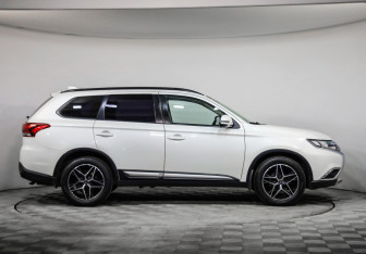 Подержанный автомобиль Mitsubishi Outlander 2018 года (4 фото)