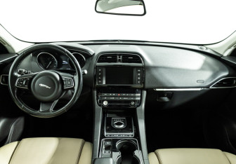 Подержанный автомобиль Jaguar F-Pace 2017 года (13 фото)