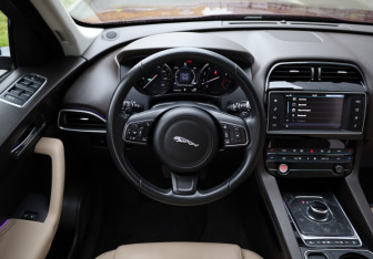 Подержанный автомобиль Jaguar F-Pace 2017 года (9 фото)