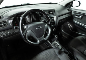 Подержанный автомобиль Kia Rio Hatchback 2015 года (11 фото)