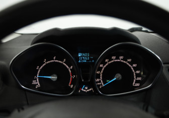 Подержанный автомобиль Ford Fiesta Sedan 2015 года (11 фото)