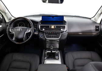 Подержанный автомобиль Toyota Land Cruiser Suv 2015 года (9 фото)