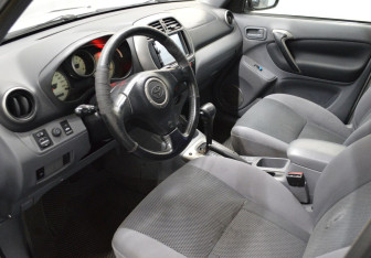 Подержанный автомобиль Toyota RAV4 2001 года (10 фото)