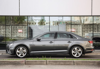 Подержанный автомобиль Audi A4 Sedan 2018 года (9 фото)