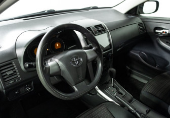 Подержанный автомобиль Toyota Corolla Sedan 2011 года (11 фото)