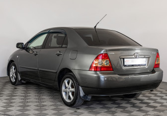 Подержанный автомобиль Toyota Corolla Sedan 2006 года (7 фото)