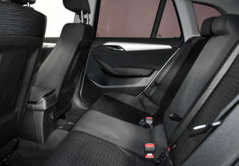 Подержанный автомобиль BMW X1 2010 года (14 фото)