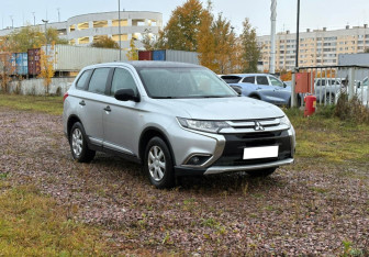 Подержанный автомобиль Mitsubishi Outlander 2015 года (2 фото)