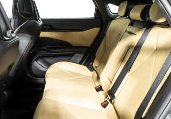 Подержанный автомобиль Changan UNI-V 2023 года (10 фото)