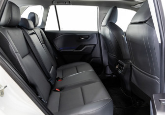 Подержанный автомобиль Toyota RAV4 2026 года (31 фото)