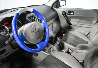 Подержанный автомобиль Renault Megane Sedan 2005 года (9 фото)