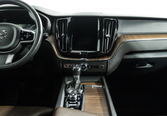 Подержанный автомобиль Volvo XC60 2020 года (14 фото)