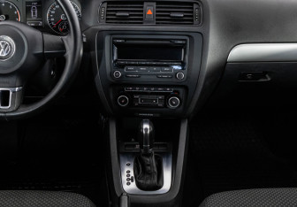Подержанный автомобиль Volkswagen Jetta Sedan 2012 года (12 фото)