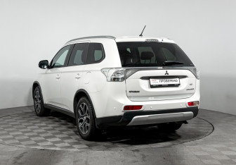 Подержанный автомобиль Mitsubishi Outlander 2014 года (7 фото)