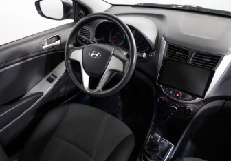 Подержанный автомобиль Hyundai Solaris Sedan 2013 года (8 фото)