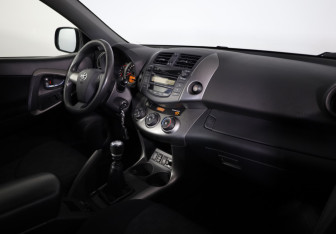 Подержанный автомобиль Toyota RAV4 2012 года (11 фото)