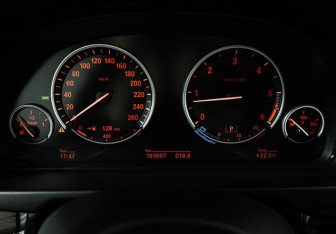 Подержанный автомобиль BMW X5 2015 года (12 фото)