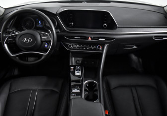 Подержанный автомобиль Hyundai Sonata 2020 года (14 фото)