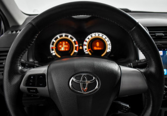 Подержанный автомобиль Toyota Corolla Sedan 2011 года (17 фото)