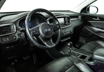 Подержанный автомобиль Kia Sorento 2017 года (11 фото)