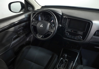 Подержанный автомобиль Mitsubishi Outlander 2019 года (8 фото)