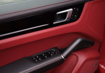 Подержанный автомобиль Porsche Cayenne 2022 года (22 фото)