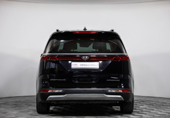 Подержанный автомобиль Kia Carnival 2021 года (6 фото)