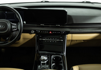 Подержанный автомобиль Kia Carnival 2021 года (16 фото)