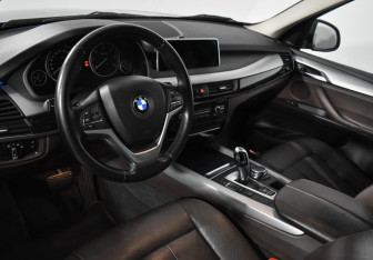 Подержанный автомобиль BMW X5 2016 года (9 фото)