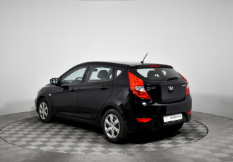 Подержанный автомобиль Hyundai Solaris Hatchback 2013 года (7 фото)