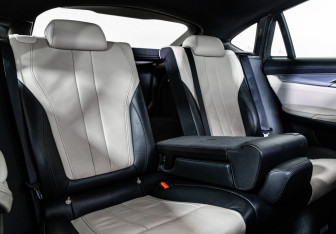 Подержанный автомобиль BMW X6 2015 года (31 фото)
