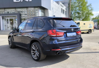 Подержанный автомобиль BMW X5 2014 года (6 фото)