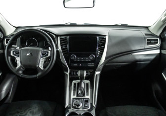 Подержанный автомобиль Mitsubishi Pajero Sport 2019 года (13 фото)